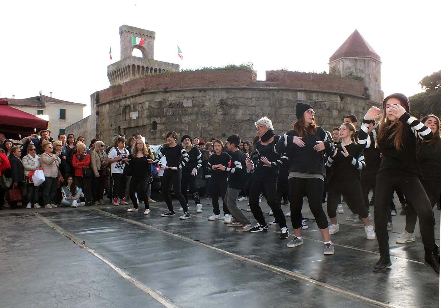 Flash mob con studenti e professori in piazza, insieme (foto Paolo Barlettani)
