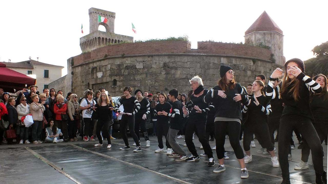 Flash mob con studenti e professori in piazza, insieme (foto Paolo Barlettani)