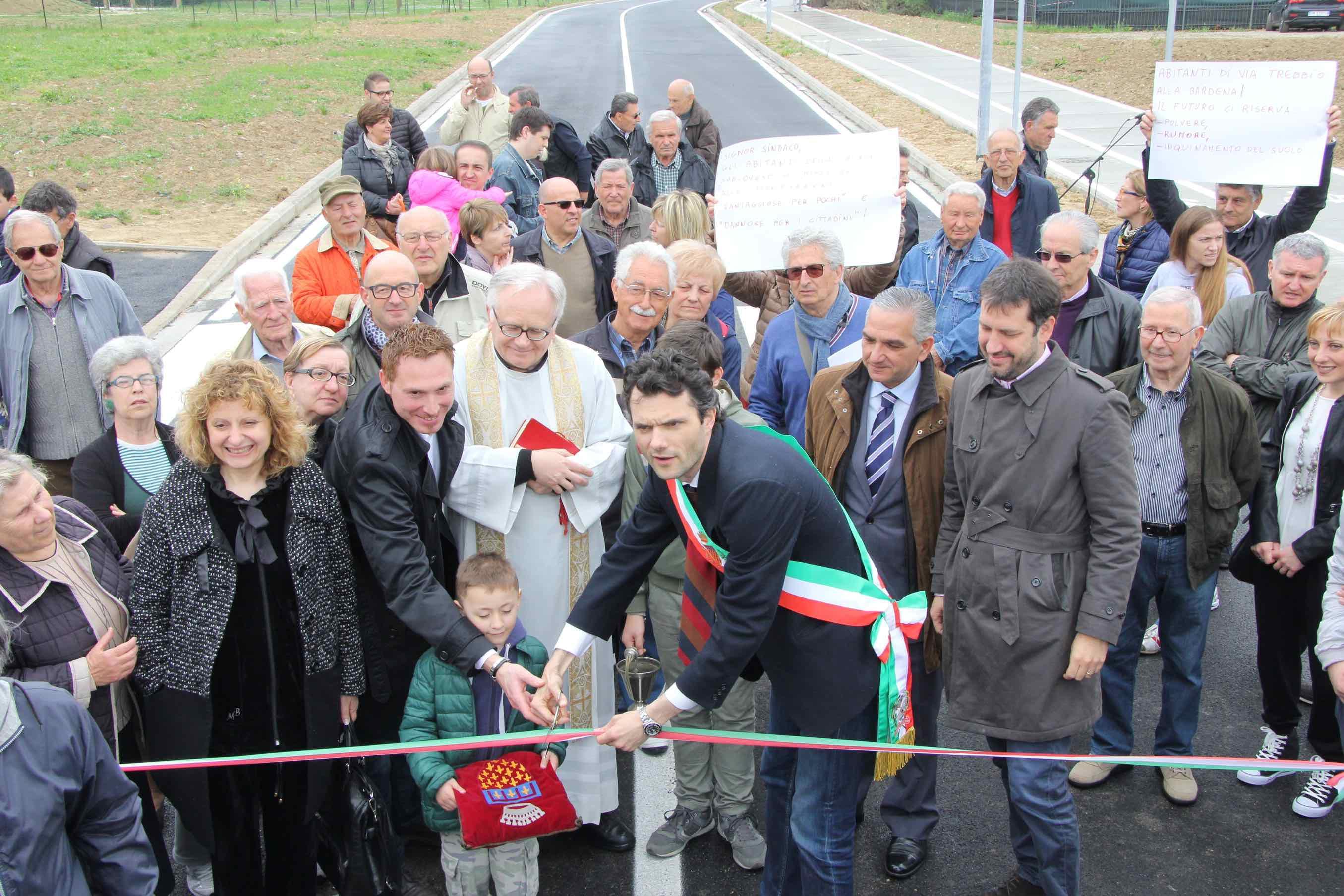 Il taglio del nastro in via del Chiasso