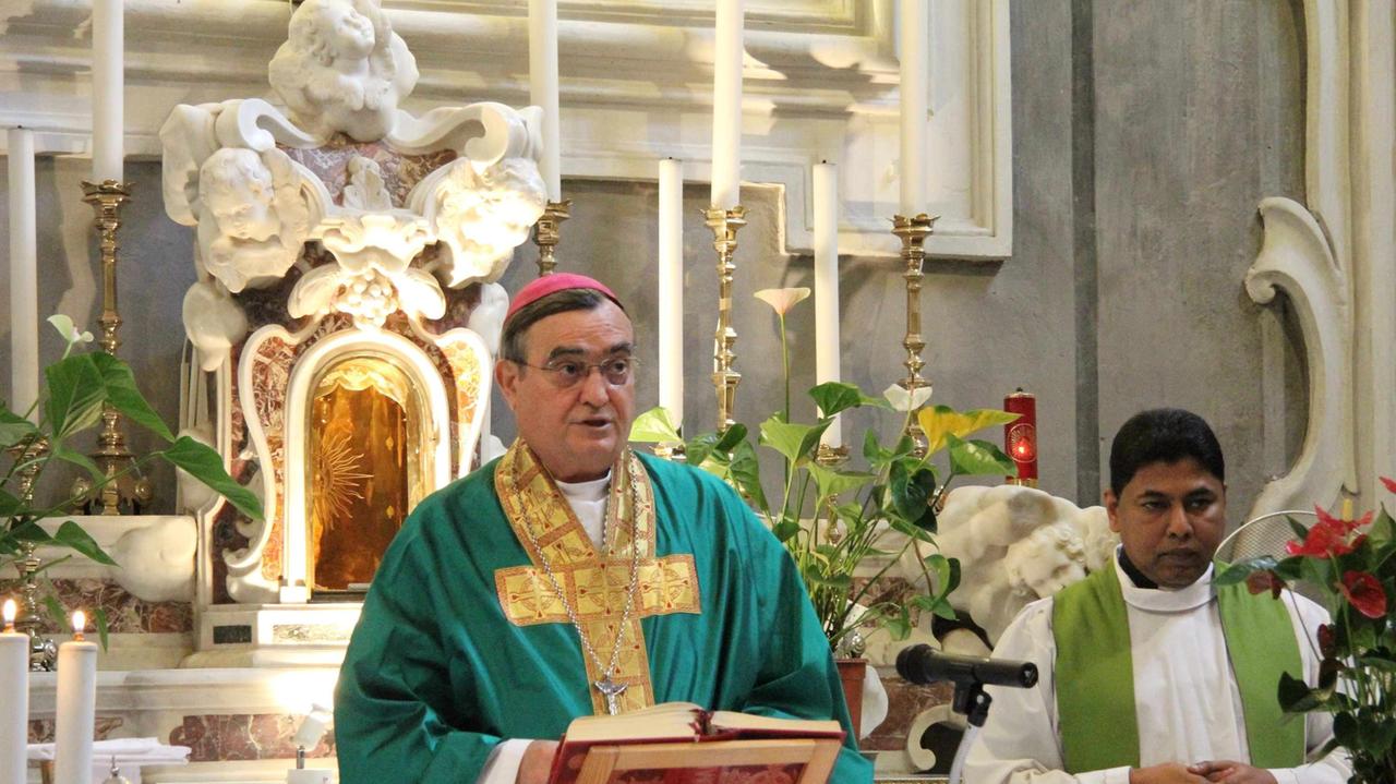Il vescovo di Prato Franco Agostinelli durante un'omelia