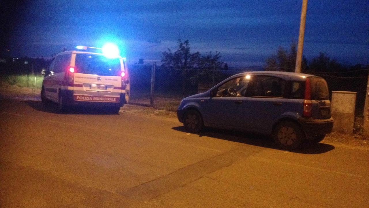 La Panda coinvolta nell'incidente e una delle auto della polizia municipale intervenute per i rilievi