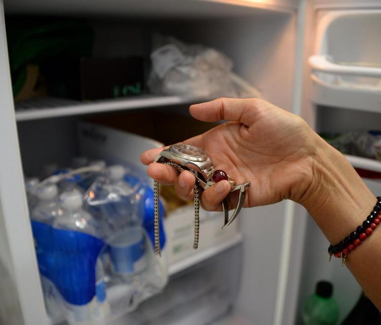 Falso tecnico dell’acqua ruba soldi e gioielli a un’anziana 