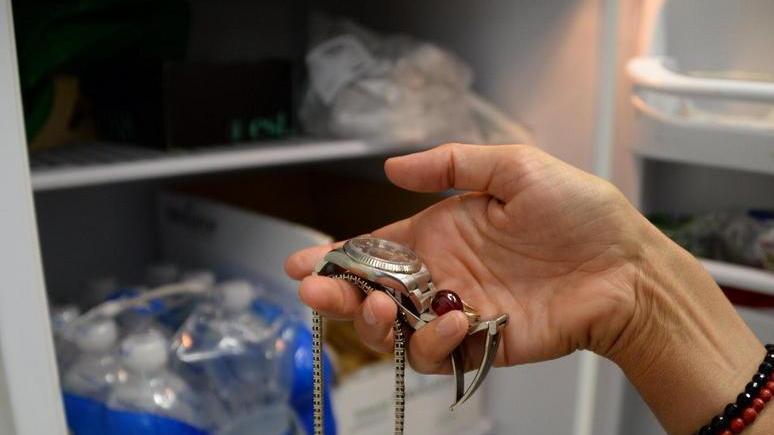 Falso tecnico dell’acqua ruba soldi e gioielli a un’anziana