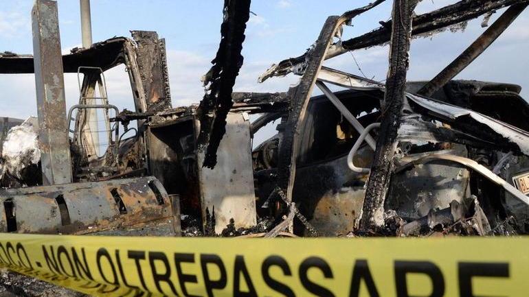 Danno per due volte fuoco a un camper