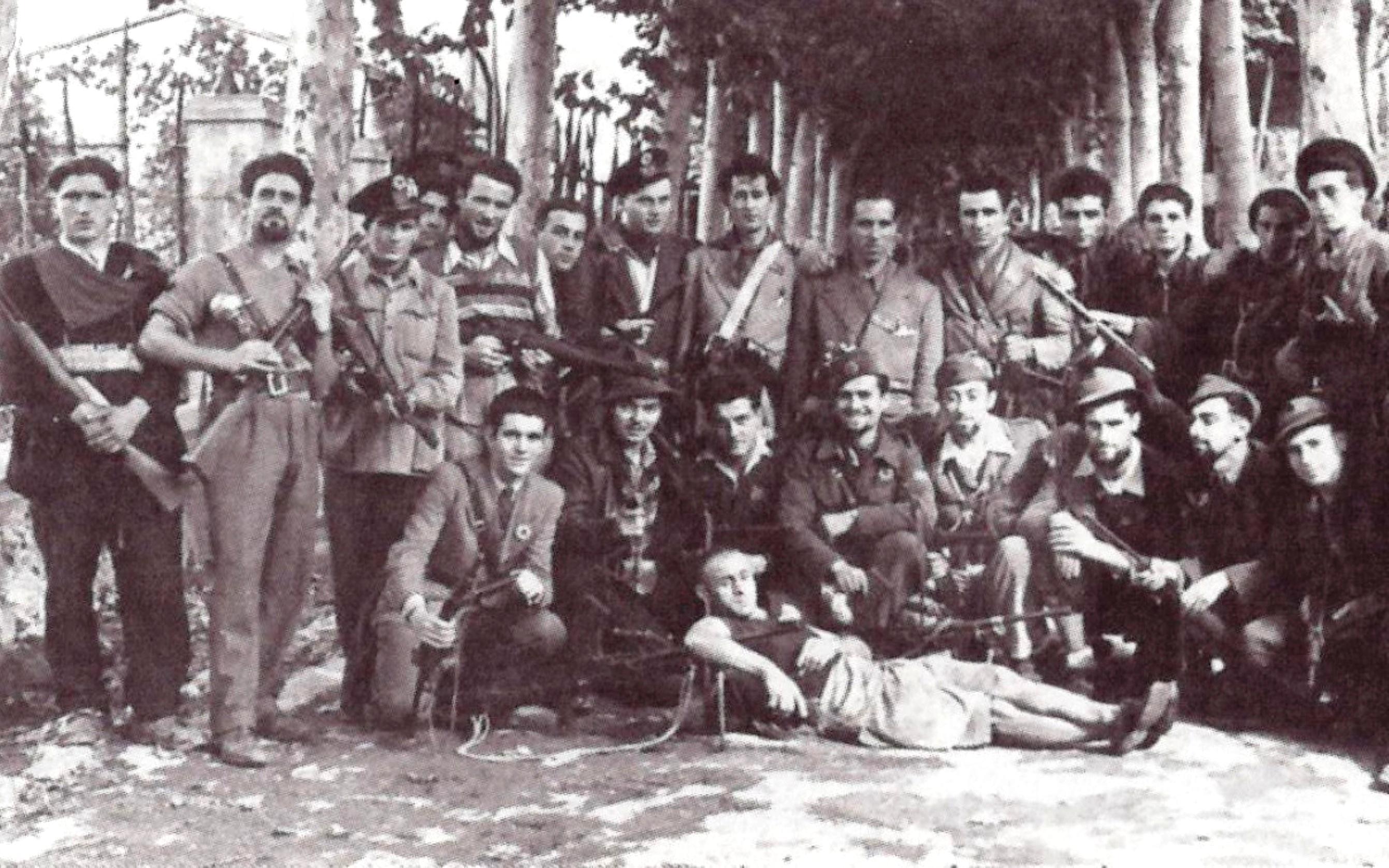 Un gruppo di partigiani della Brigata Bozzi: Fusario è il primo in basso da sinistra (la foto è tratta dal volumetto "Giuseppe Fusario partigiano e fante" edito dal Comune di Livorno)