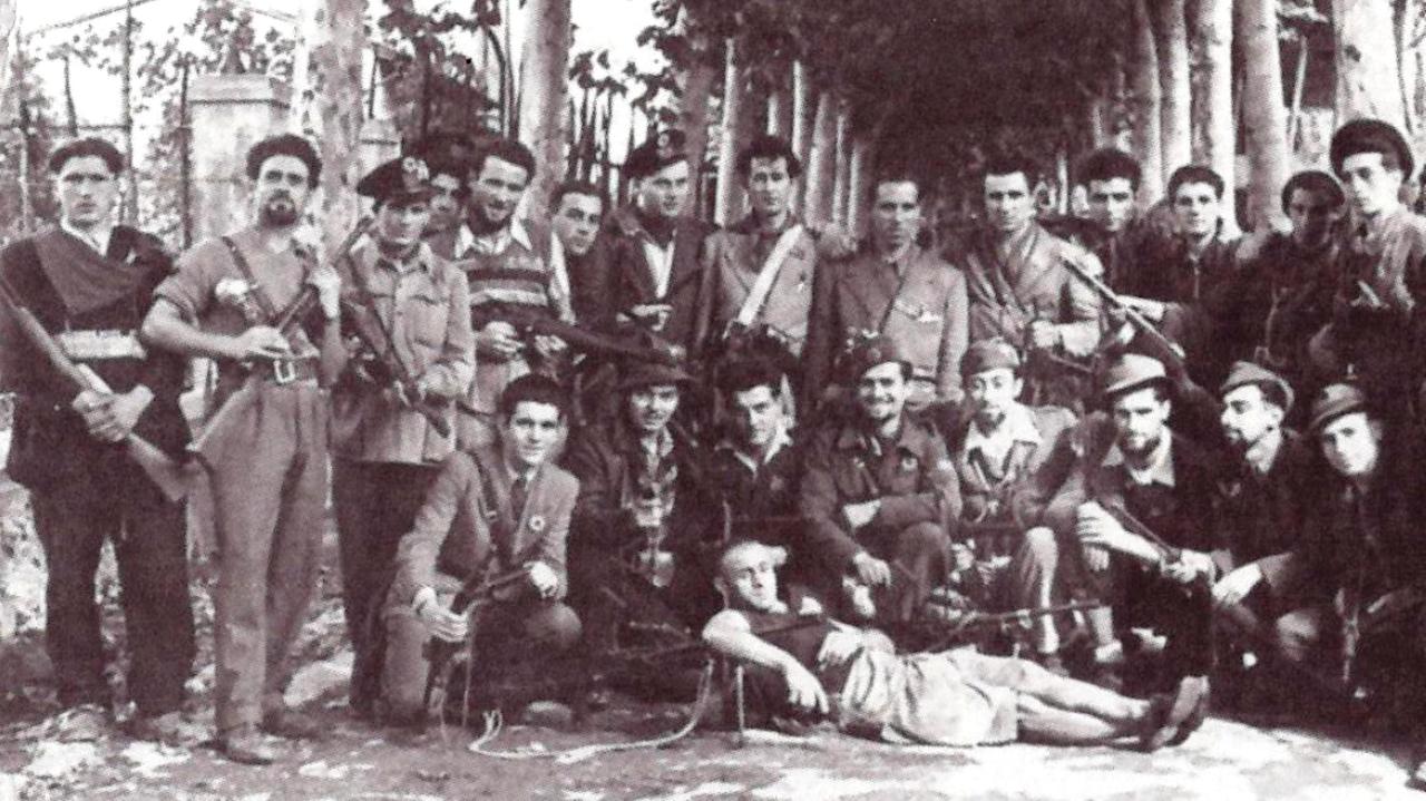 Un gruppo di partigiani della Brigata Bozzi: Fusario è il primo in basso da sinistra (la foto è tratta dal volumetto "Giuseppe Fusario partigiano e fante" edito dal Comune di Livorno)
