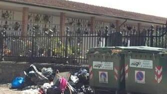 Rifiuti abbandonati accanto al cimitero