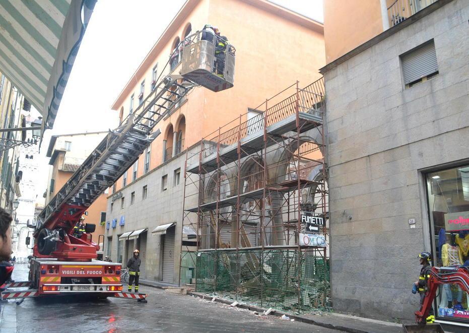 I residenti: «Poteva scapparci il morto» 