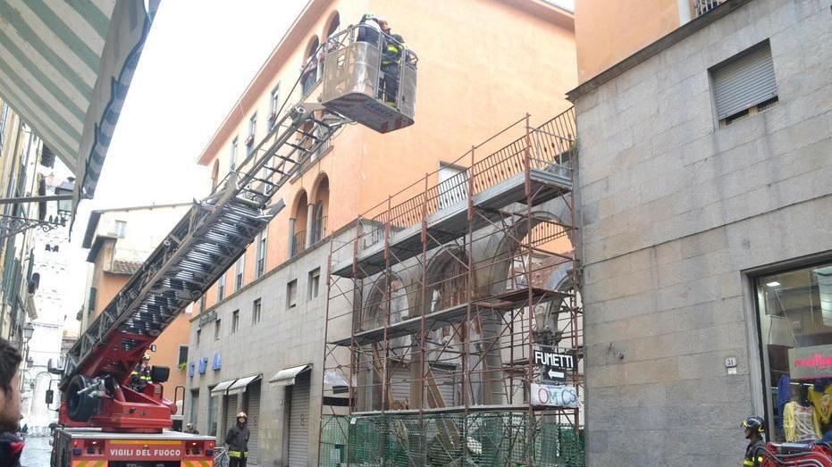 I residenti: «Poteva scapparci il morto»