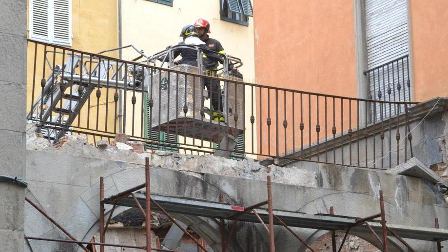 Crolla il palazzo ex Ina Guerra Comune-proprietà