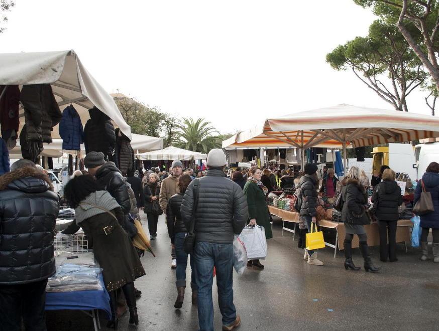 No al mercato di Forte clonato dappertutto 
