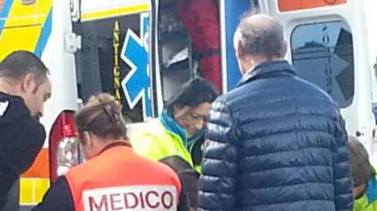 Si apre lo sportello, sbalzata fuori dall'auto