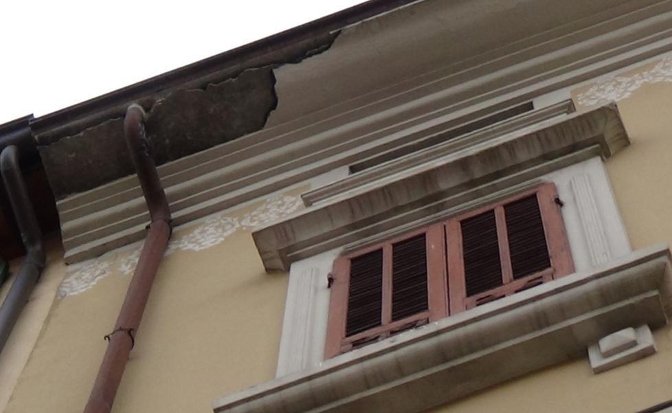 Pavullo, cede il cornicione di un edificio 