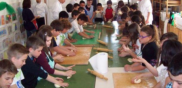 La scuola insegna anche a fare il pane 