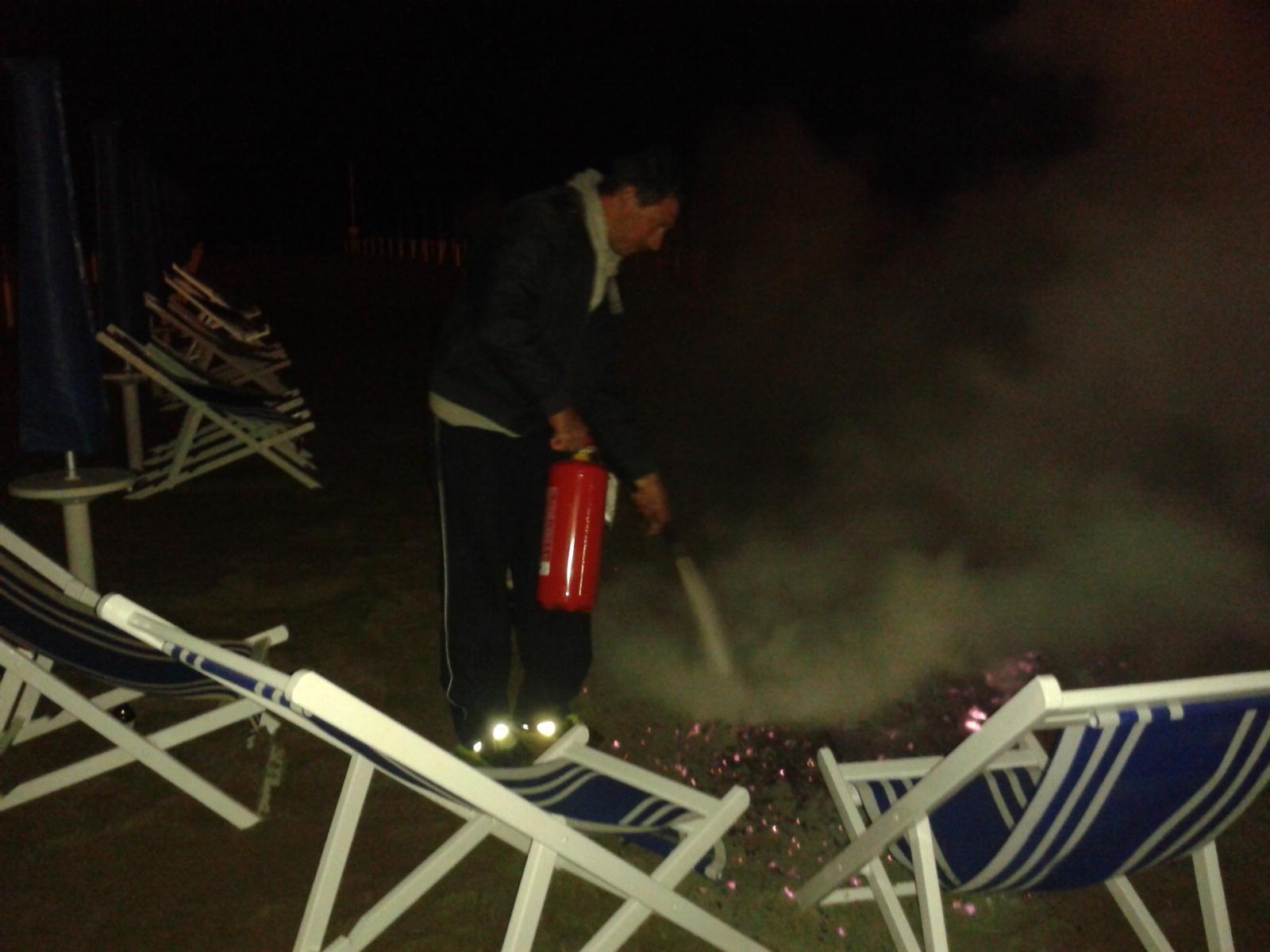 Il titolare del bagno mentre spegne il principio di incendio
