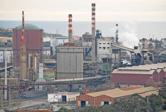 Una panoramica dello stabilimento Lucchini, ancora con la cokeria in funzione (foto Paolo Barlettani) 