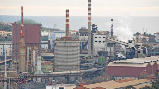 Una panoramica dello stabilimento Lucchini, ancora con la cokeria in funzione (foto Paolo Barlettani)