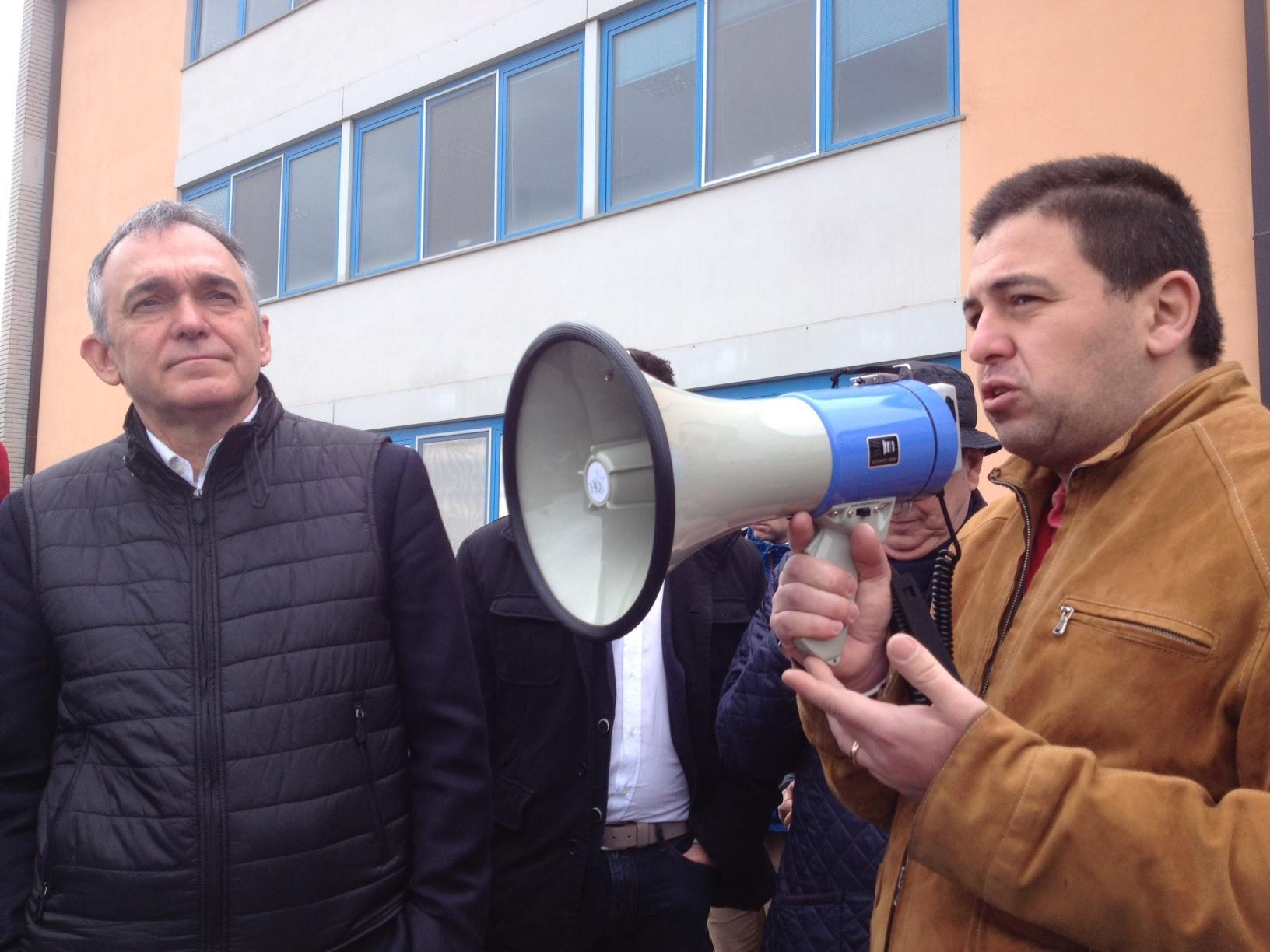 Enrico Rossi davanti la sede di People Care