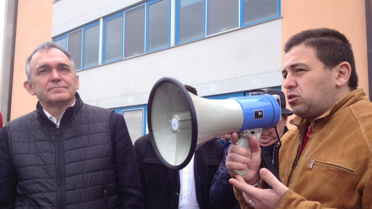 Enrico Rossi davanti la sede di People Care