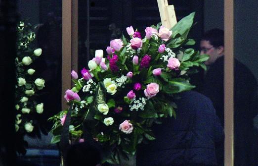 Fiori da funerale a casa, ma il morto... è vivo 