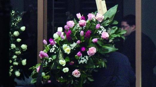 Fiori da funerale a casa, ma il morto... è vivo