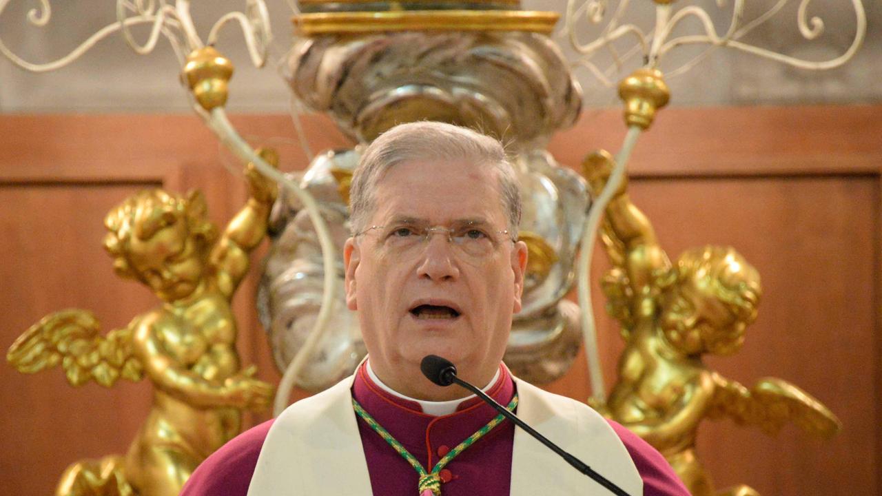 Manca il parroco, arriva il vescovo per la messa