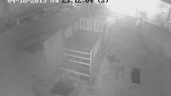 Le telecamere interne del bagno mentre riprendono il rogo