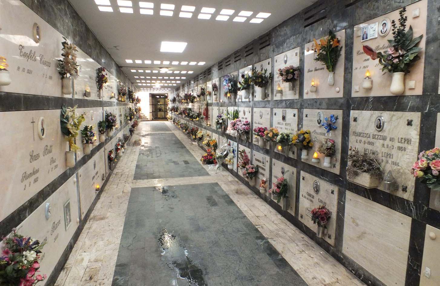 Una delle gallerie del cimitero di Piombino
