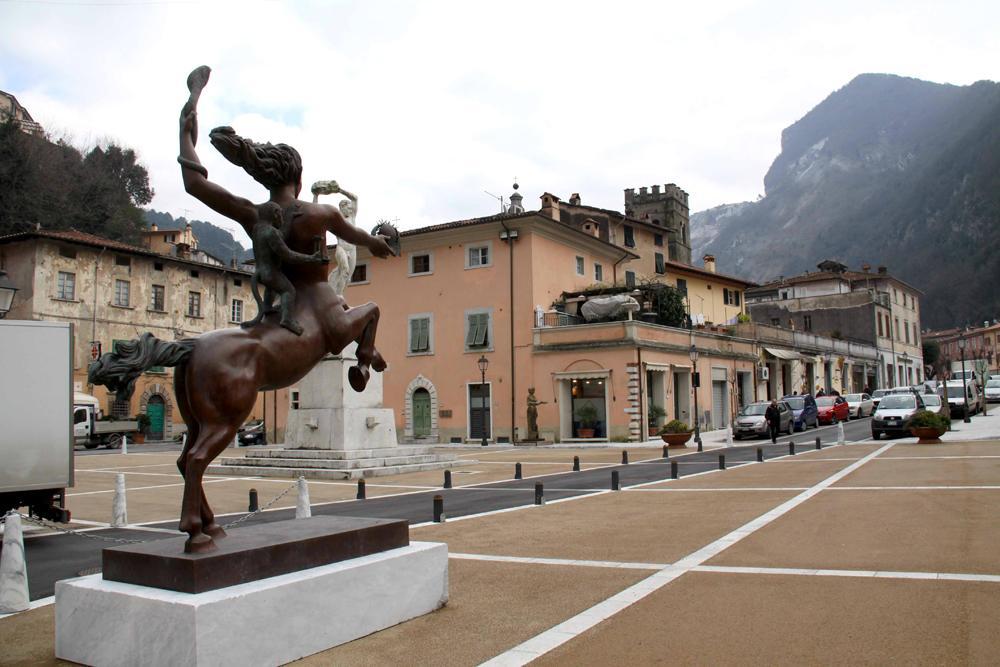 Pallone vietato in piazza ai maggiori di 11 anni
