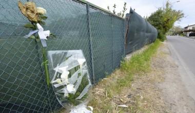 Un angelo e un mazzo di fiori sul luogo della morte (foto Bf)