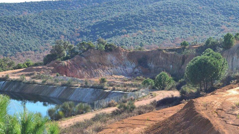 Lo stoccaggio dei gessi rossi della Tioxide nell'ex cava di Montioni
