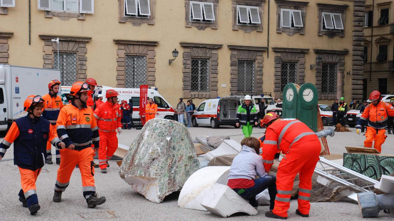 L'esercitazione in piazza Napoleone