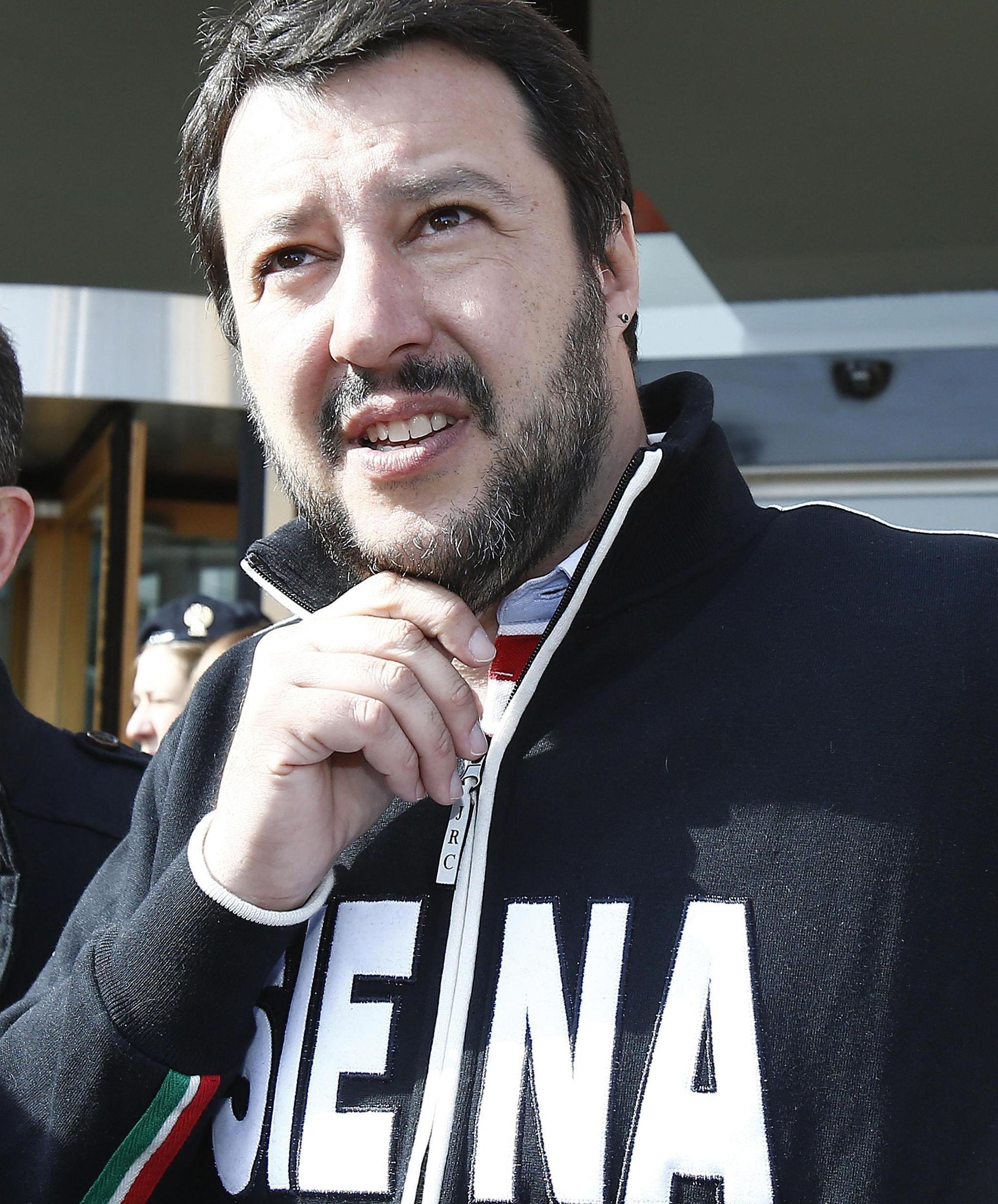 Matteo Salvini con l'immancabile felpa durante una visita a Siena