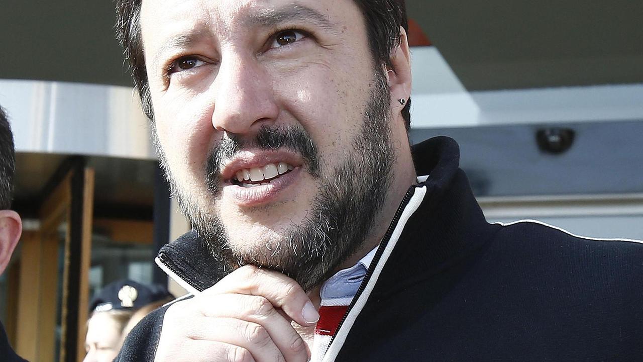 Matteo Salvini con l'immancabile felpa durante una visita a Siena