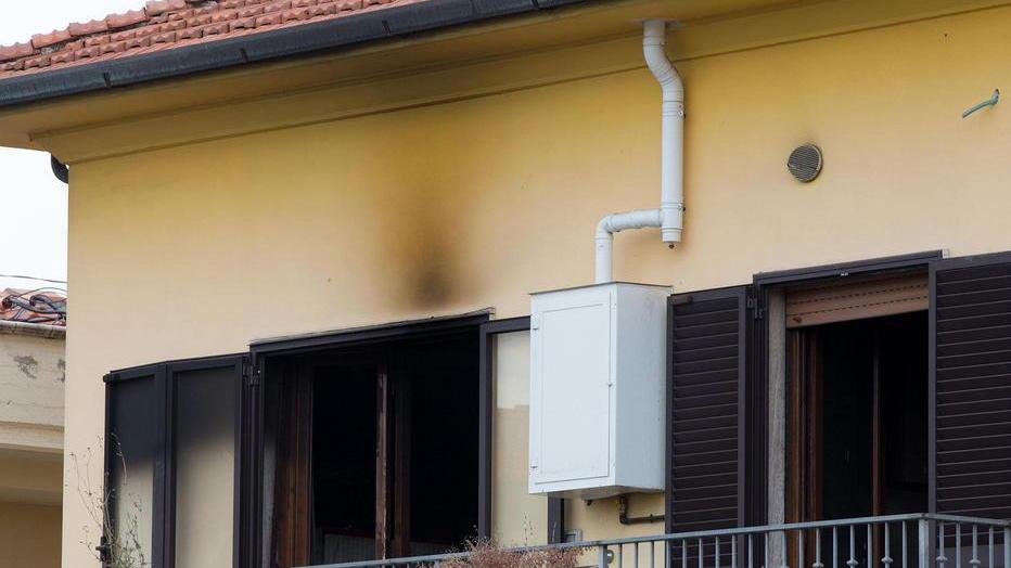 La finestra della stanza in cui si è sviluppato l'incendio (foto Nucci)