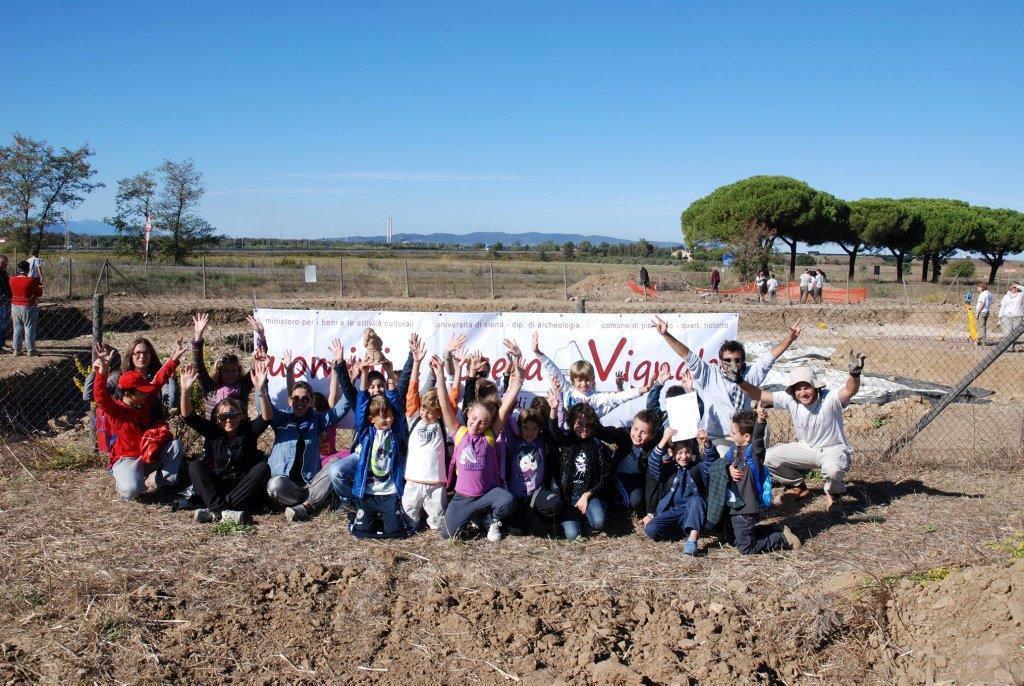 Studenti, docenti e archeologi sullo scavo di Vignale Riotorto (dalla pagina social)