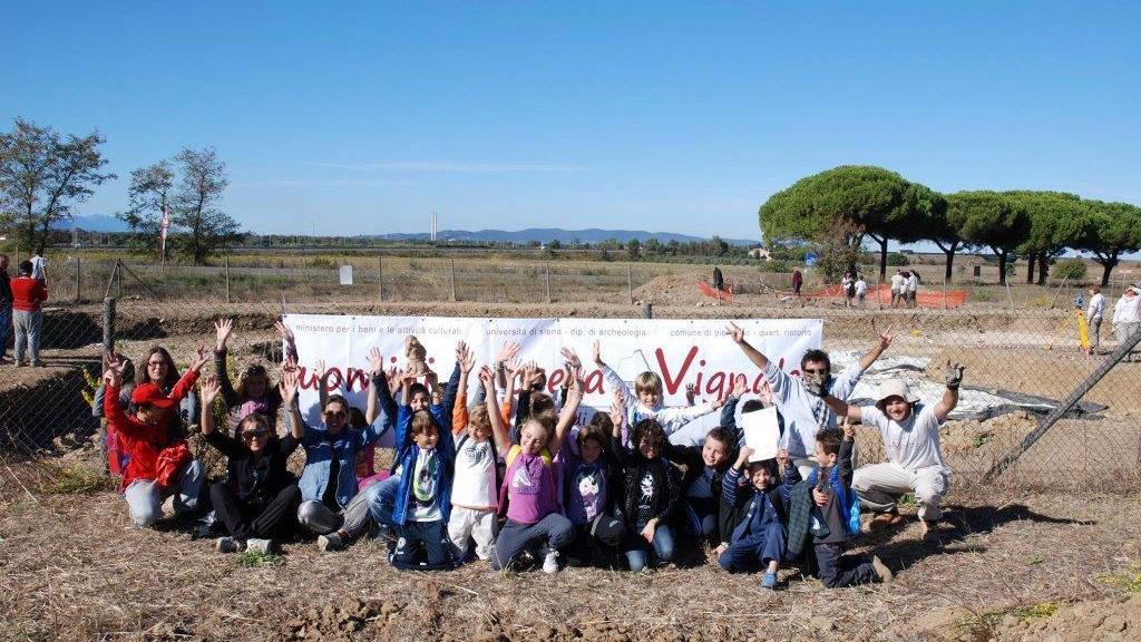 Studenti, docenti e archeologi sullo scavo di Vignale Riotorto (dalla pagina social)