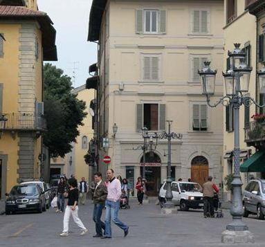 Un nuovo pub apre in piazza Duomo, Il Magnifico aspetta 