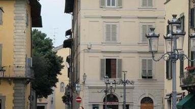 Un nuovo pub apre in piazza Duomo, Il Magnifico aspetta