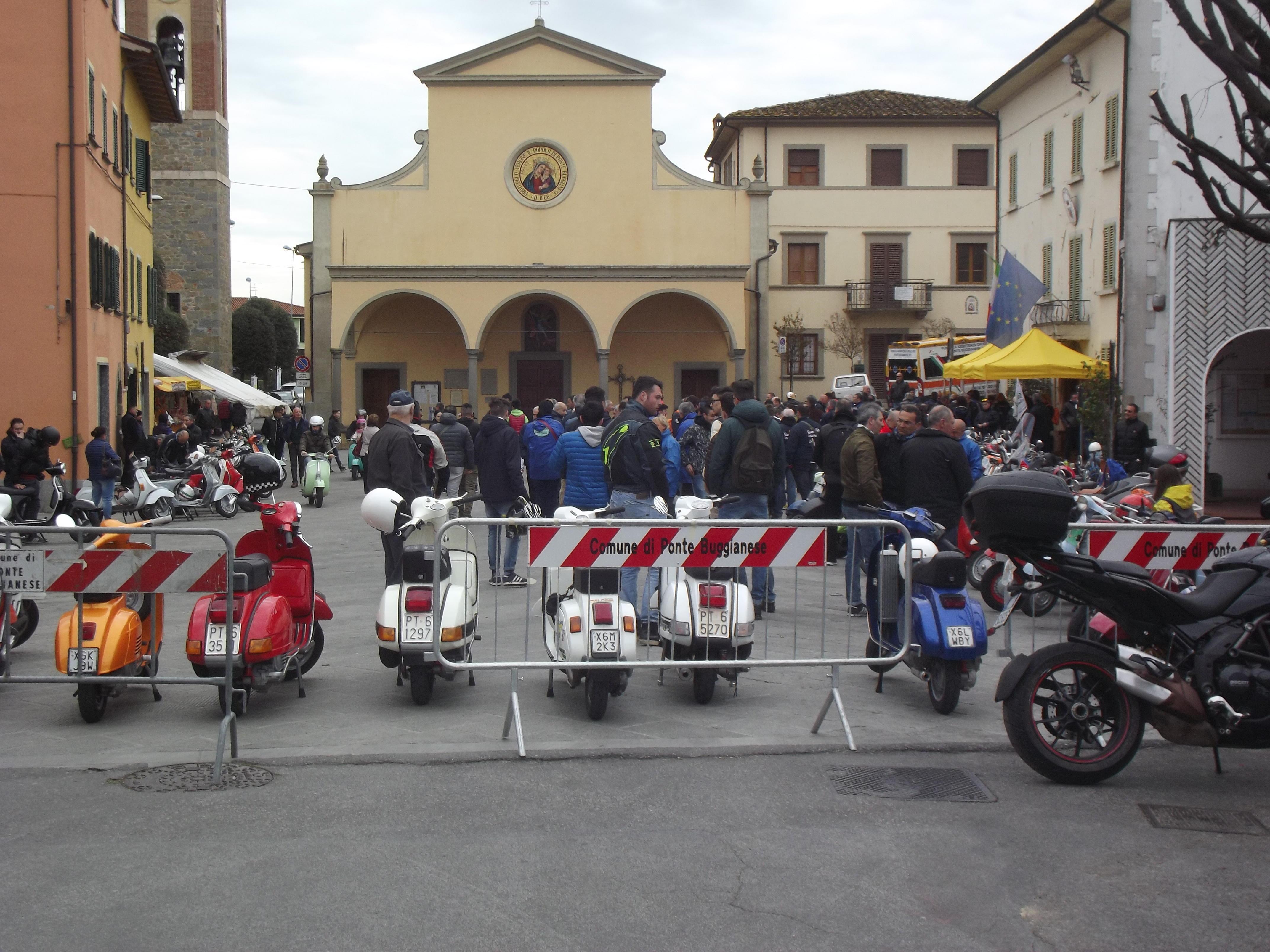 Le Vespe in piazza del Santuario