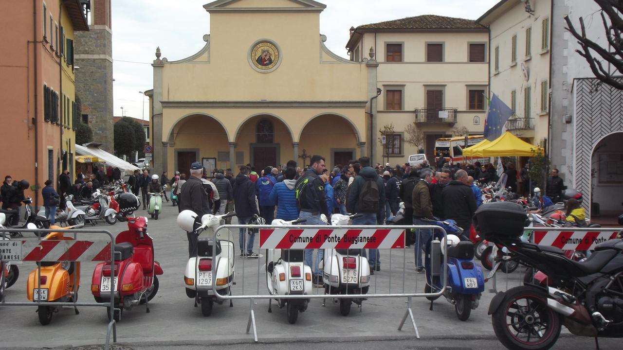 Le Vespe in piazza del Santuario