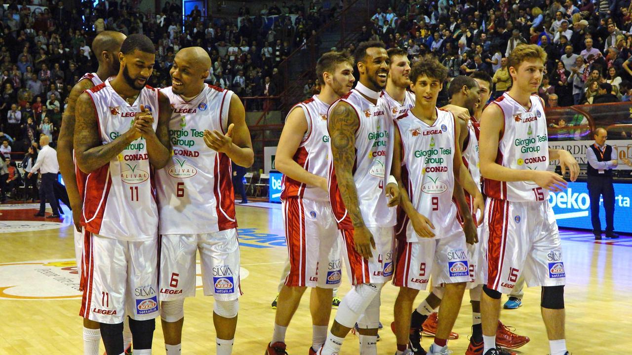 I giocatori a fine gara, dopo la vittoria con Reggio Emilia (foto Gori)