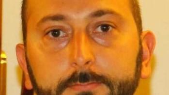 Fa il gesto dell’ombrello in consiglio comunale