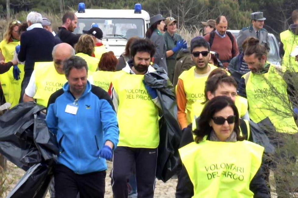 Decine di cittadini a pulire la spiaggia con due dromedari 