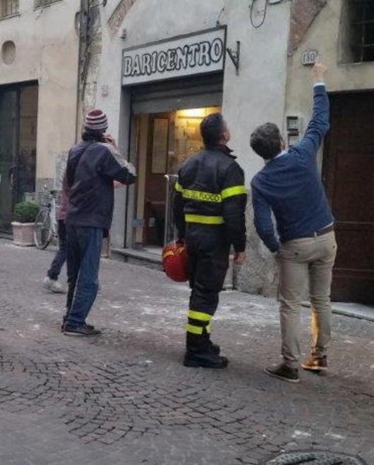 Si stacca un cornicione da una finestra in via Fillungo