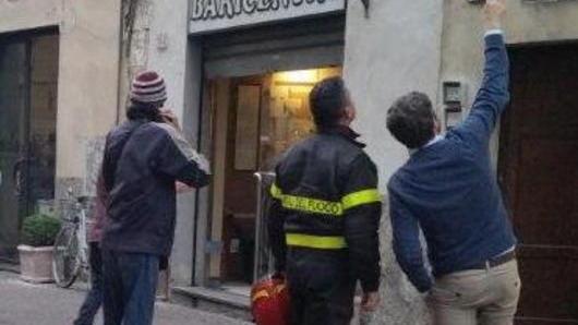 Si stacca un cornicione da una finestra in via Fillungo