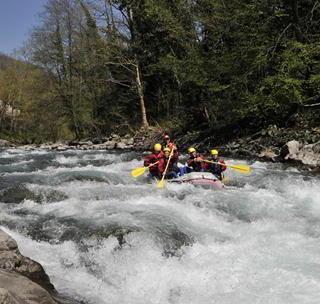 Centinaia di equipaggi alla gran festa del rafting 