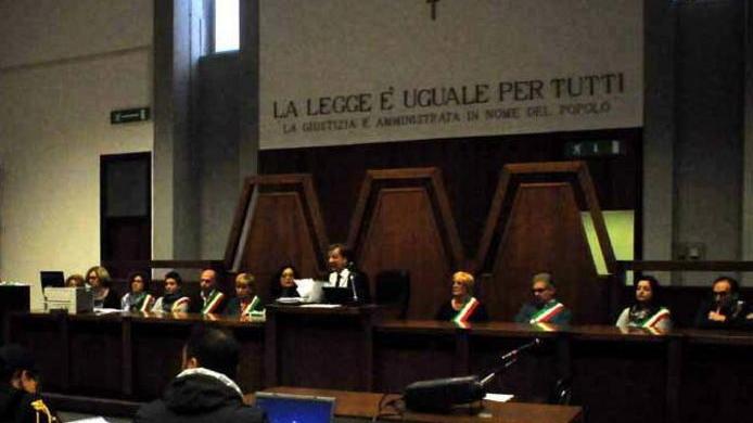 Vittime e assassino Le famiglie divise dai carabinieri