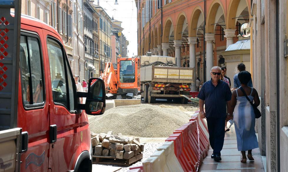 C’è la posa del porfido in via Emilia Centro