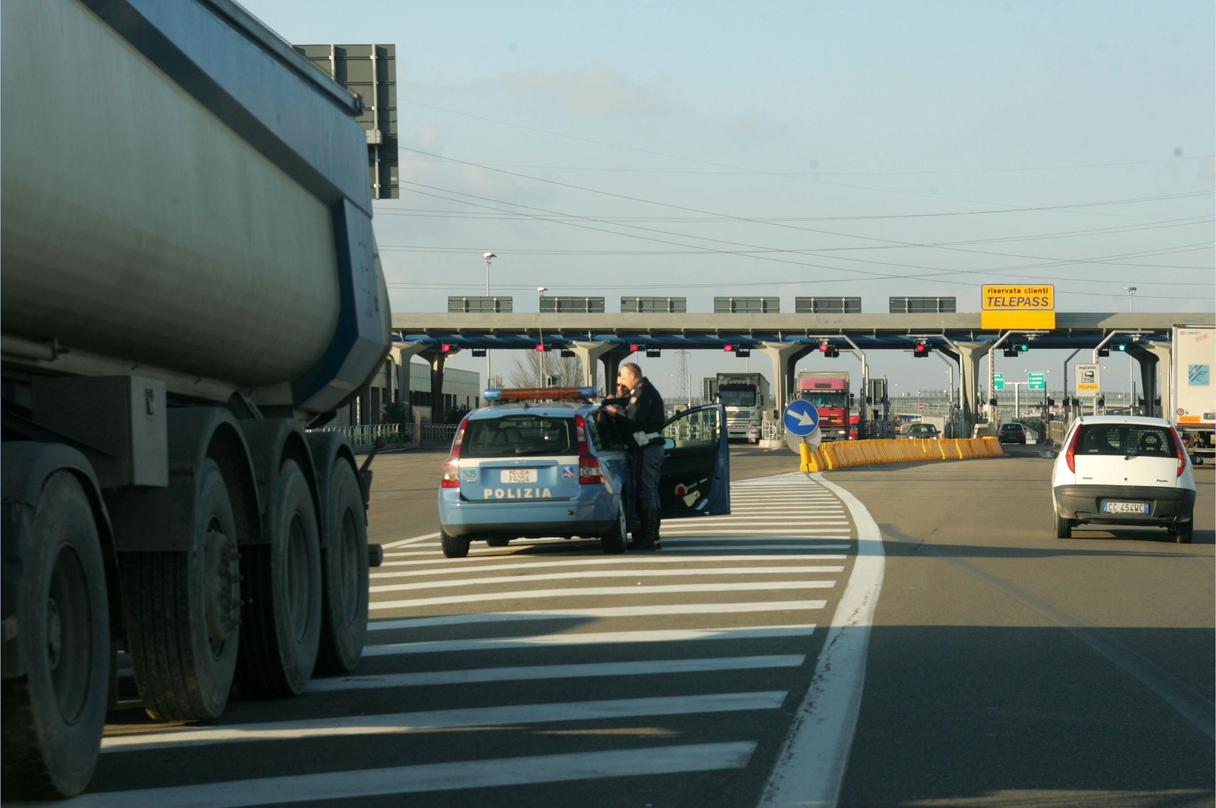 Tamponamento tra due camion, autostrada in tilt